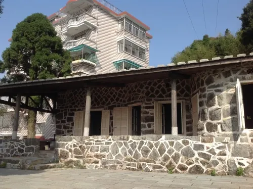 워치만 니의 무덤(좌), 고령산 훈련 장소(우)